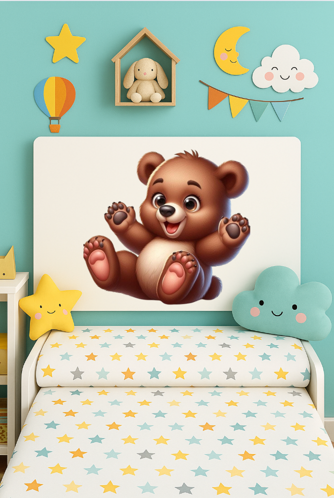 Cabecero infantil de melamina con diseño de oso bebé en estilo caricaturesco, ideal para habitaciones infantiles.