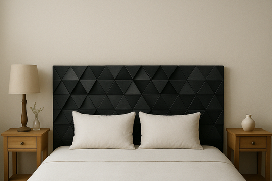 "Cabecero de Núcleo Negro con patrón geométrico tridimensional en dormitorio moderno y minimalista."