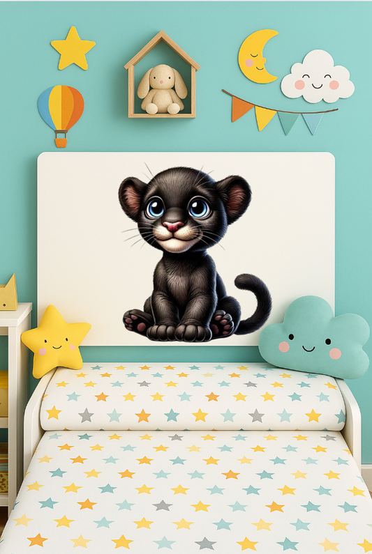 Cabecero infantil de melamina con diseño de pantera bebé en habitación decorada, ideal para estimular la imaginación y crear un ambiente acogedor.