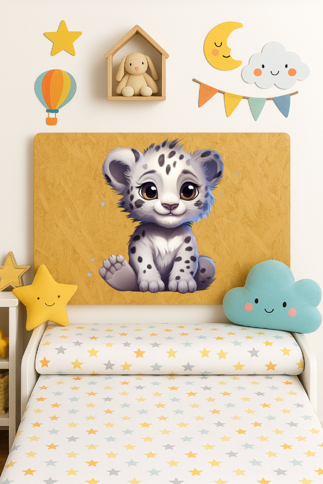 Cabecero infantil de madera reciclada OSB con diseño de pantera blanca en habitación decorada para niños.