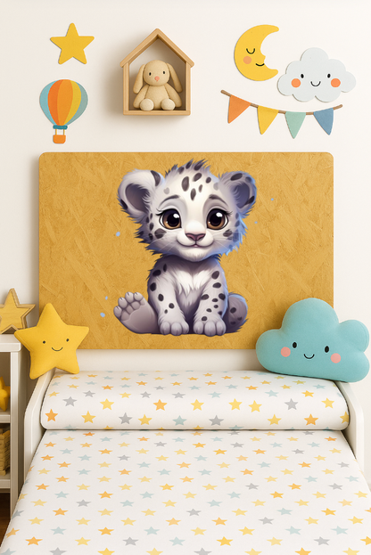 Cabecero infantil de madera reciclada OSB con diseño de pantera blanca en habitación decorada para niños.