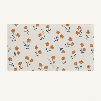 Cabecero de cama "Floral Terracota" con estampado de flores terracota y azul marino sobre melamina blanca.